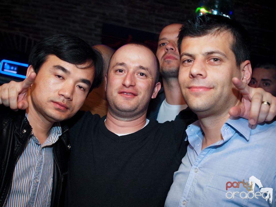 Joi seara în Club Escape, 