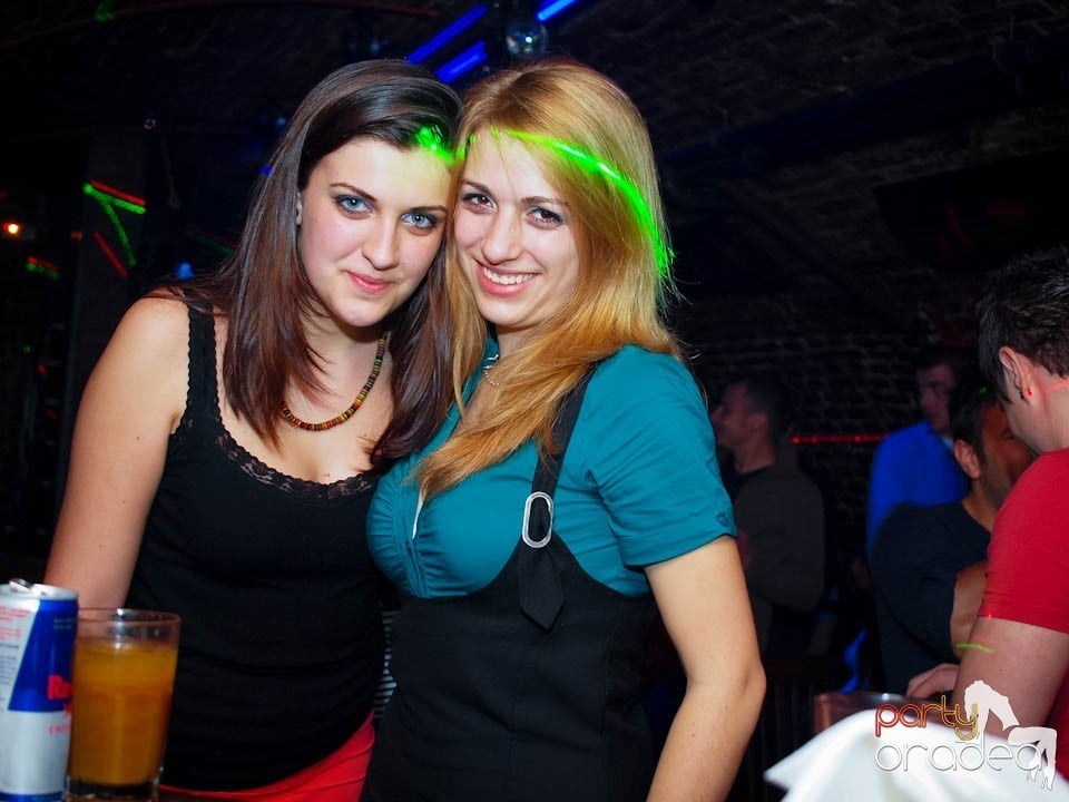 Joi seara în Club Escape, 