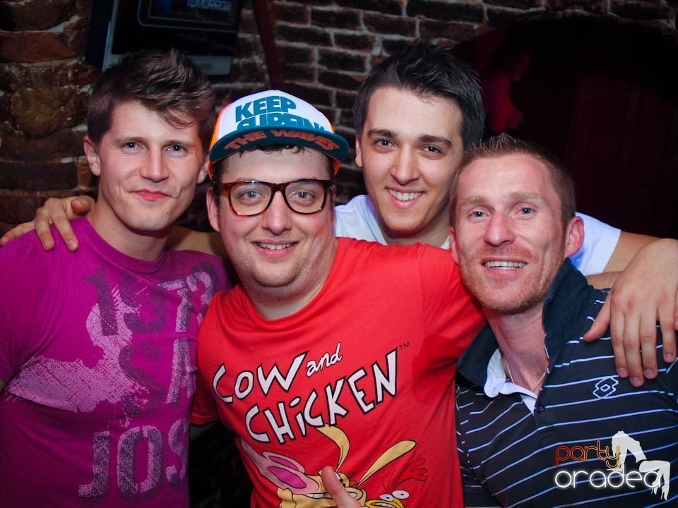 Joi seara în Club Escape, 