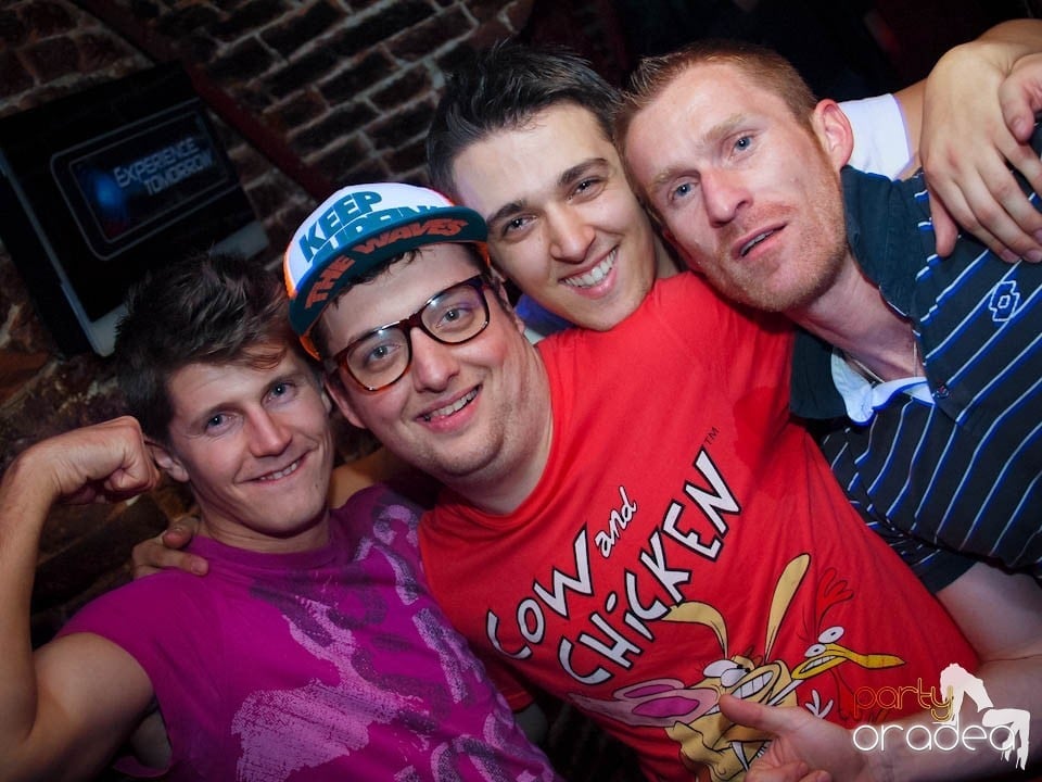 Joi seara în Club Escape, 