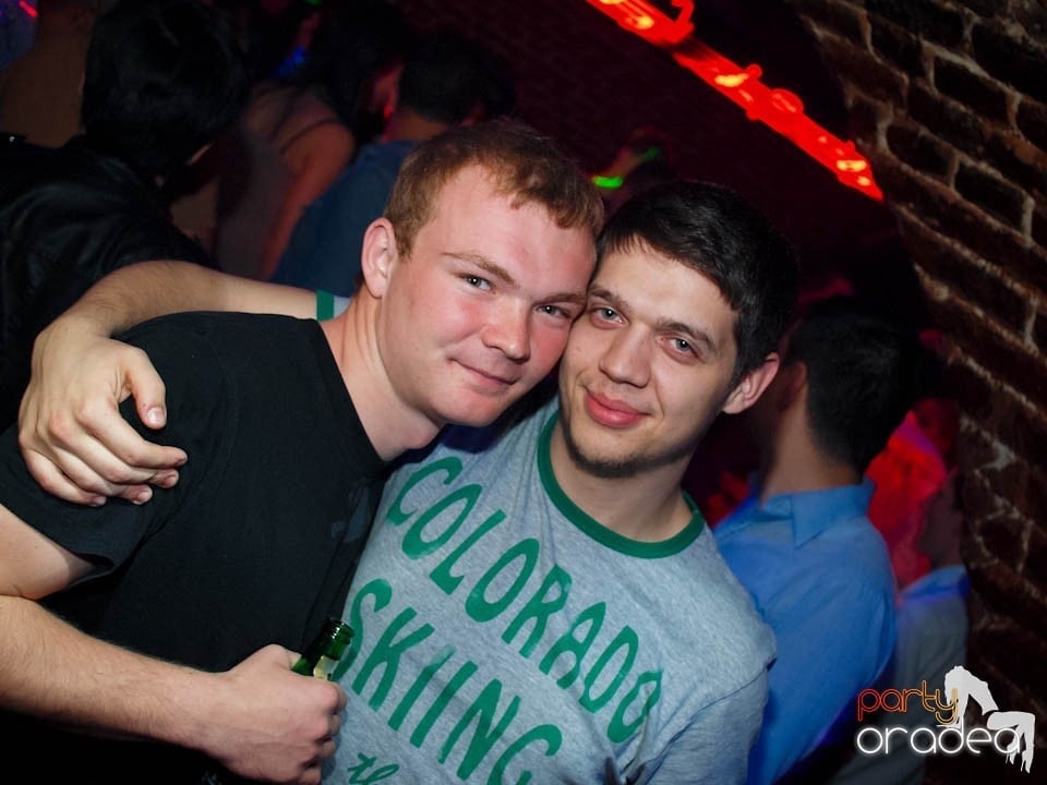 Joi seara în Club Escape, 