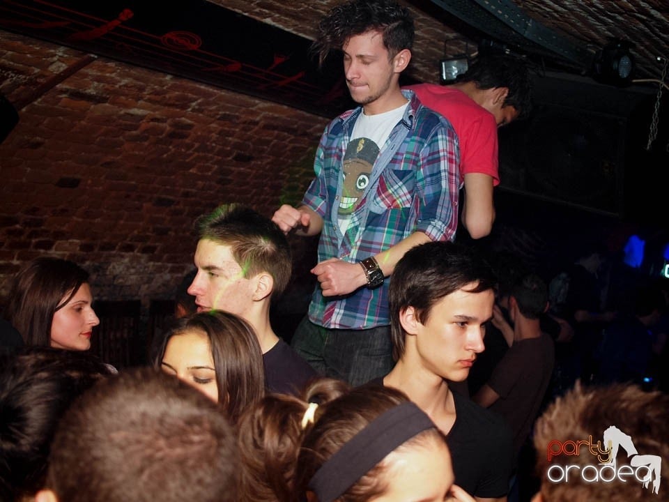 Joi seara în Club Escape, 