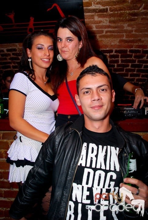 Joi seara în Club Escape, 