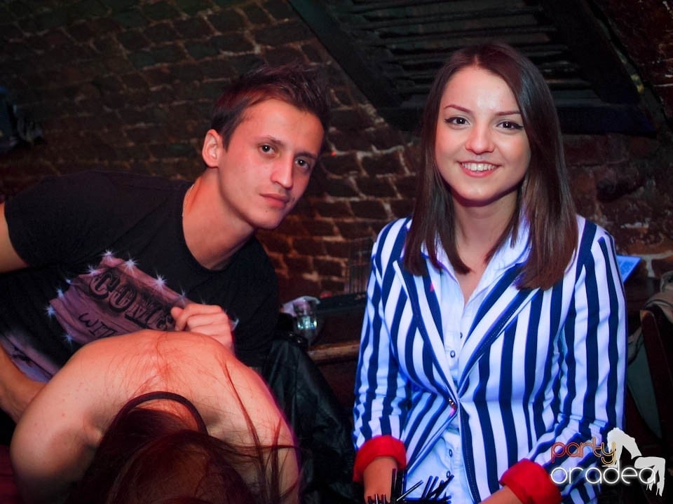 Joi seara în Club Escape, 