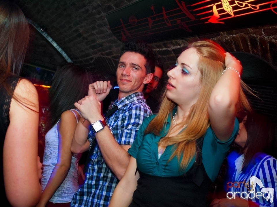 Joi seara în Club Escape, 