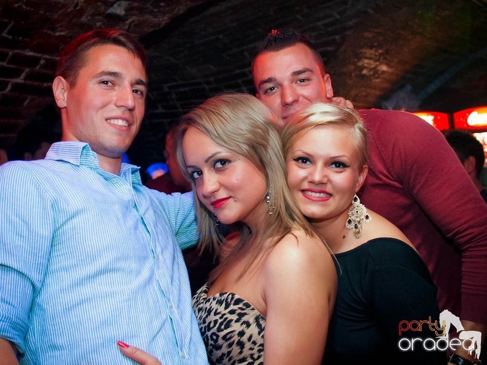 Joi seara în Club Escape, 