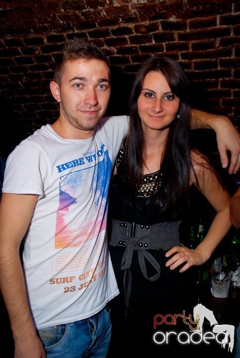 Joi seara în Club Escape, 