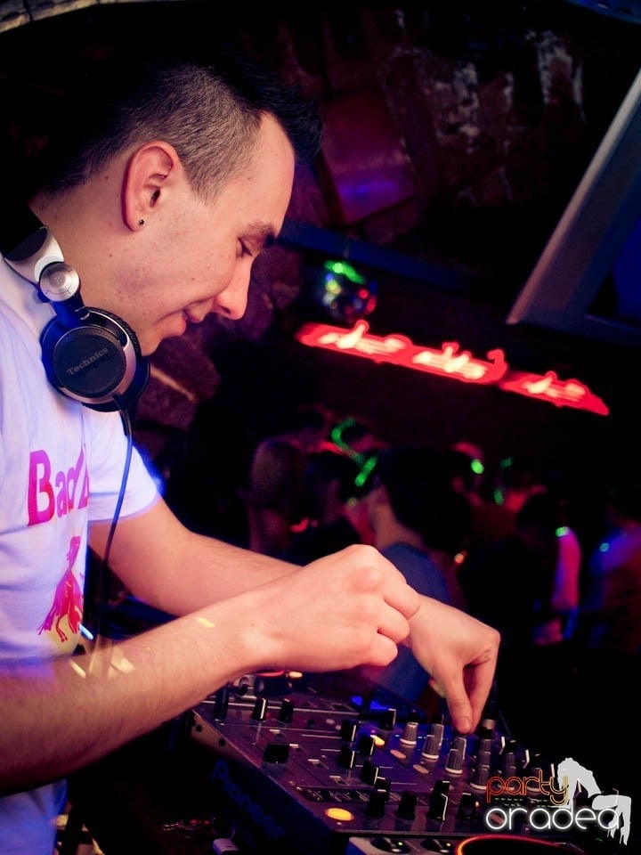 Joi seara în Club Escape, 