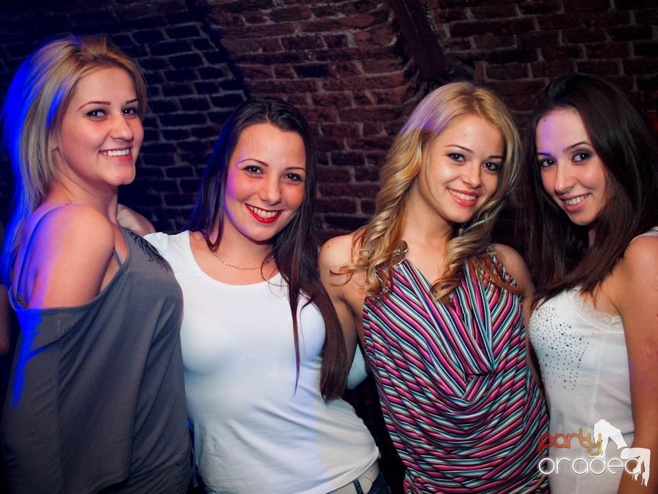 Joi seara în Club Escape, 