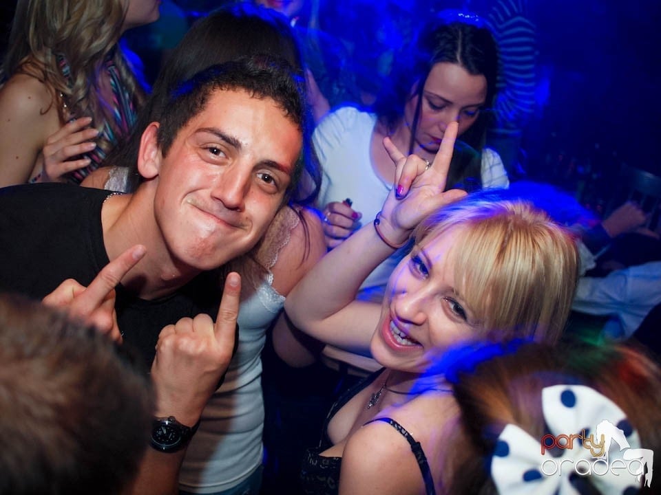 Joi seara în Club Escape, 