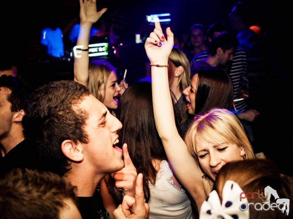 Joi seara în Club Escape, 