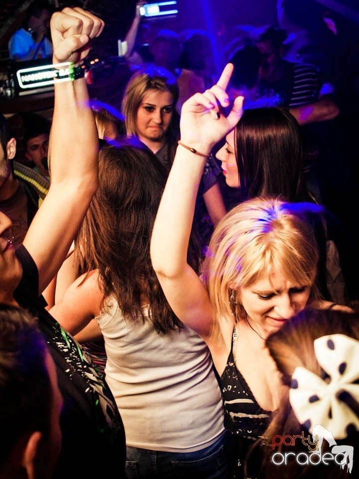 Joi seara în Club Escape, 