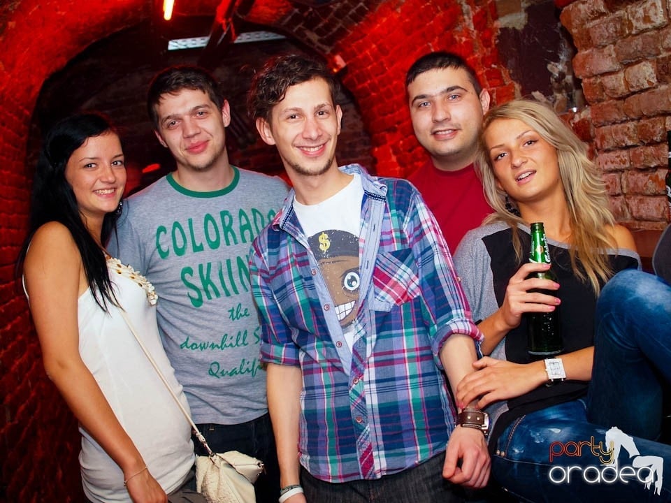 Joi seara în Club Escape, 