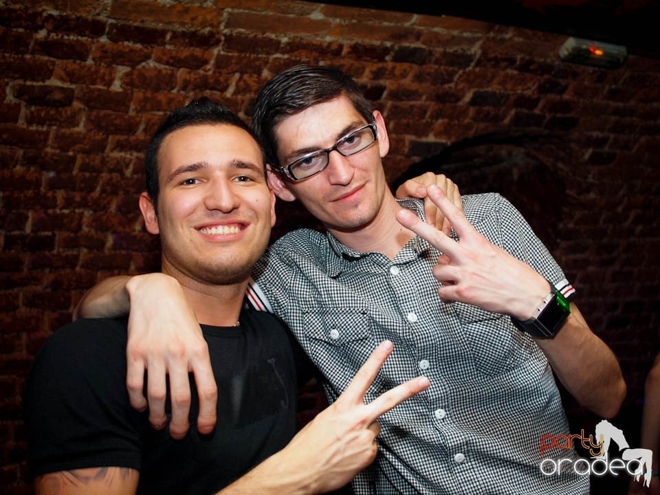 Joi seara în Club Escape, 