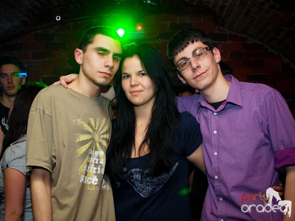 Joi seara în Club Escape, 