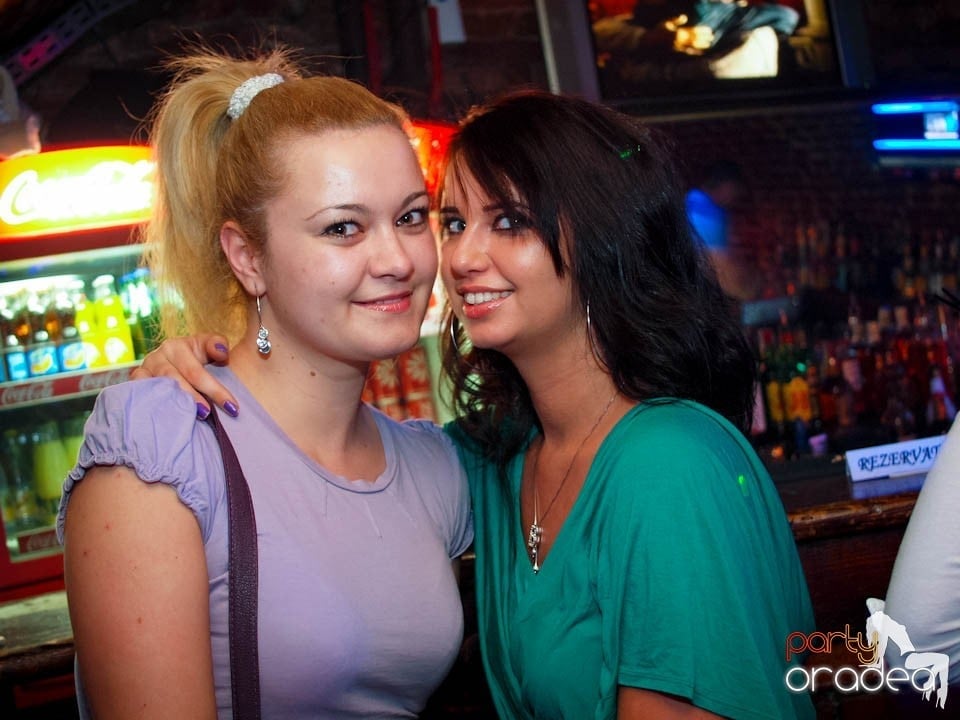 Joi seara în Club Escape, 