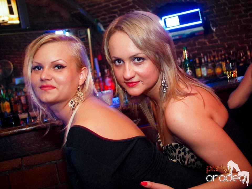 Joi seara în Club Escape, 