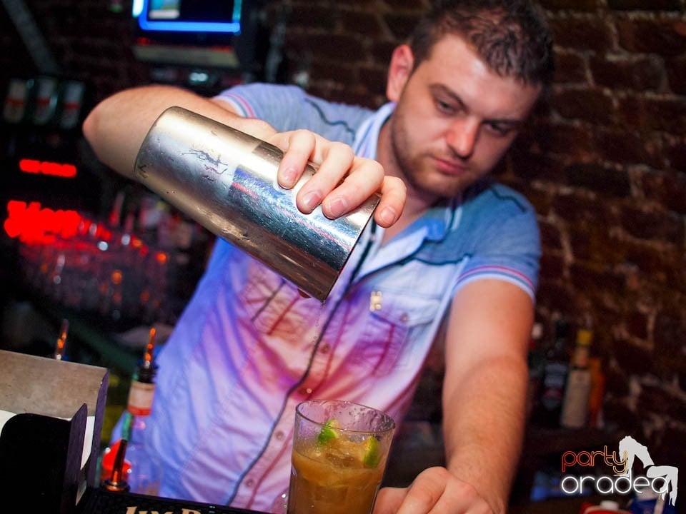 Joi seara în Club Escape, 