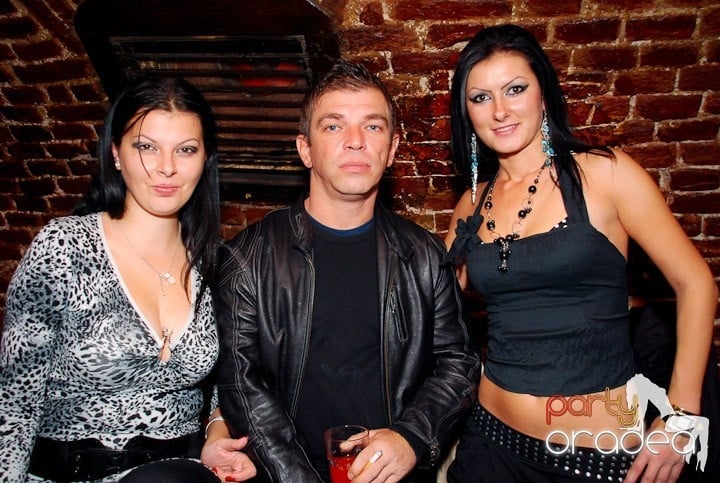 Joi seara în Club Escape, 