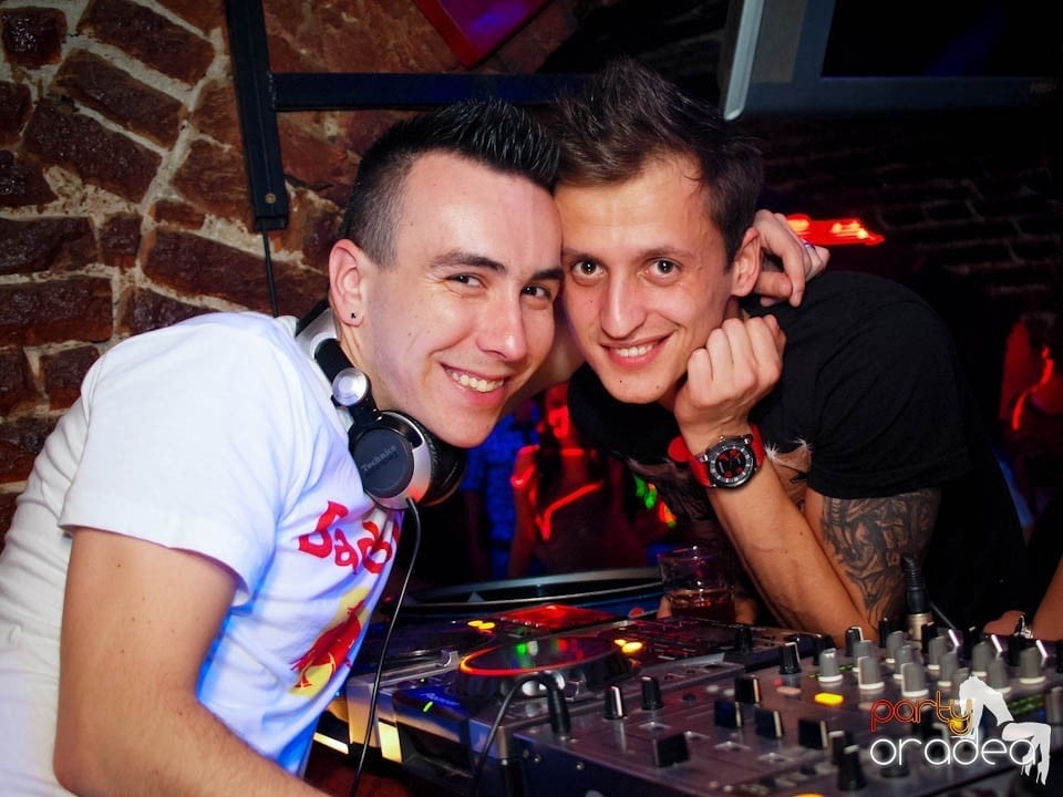 Joi seara în Club Escape, 