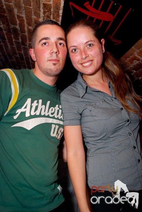 Joi seara în Club Escape, 