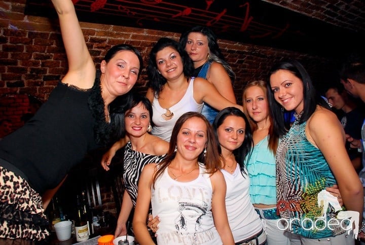 Joi seara în Club Escape, 