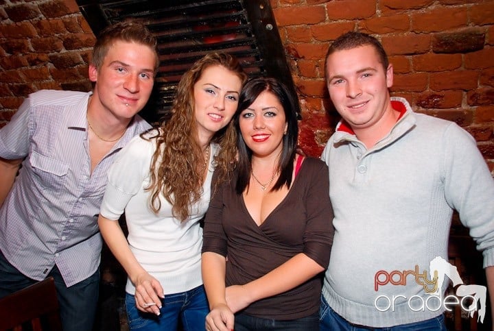 Joi seara în Club Escape, 