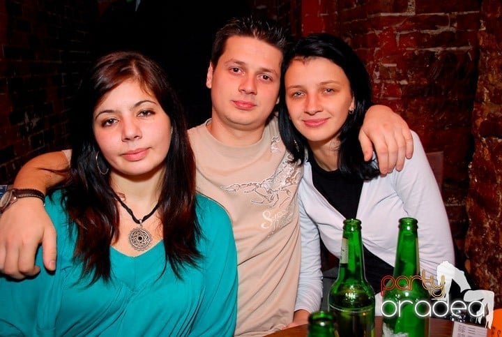 Joi seara în Club Escape, 