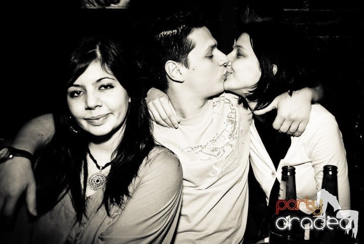 Joi seara în Club Escape, 