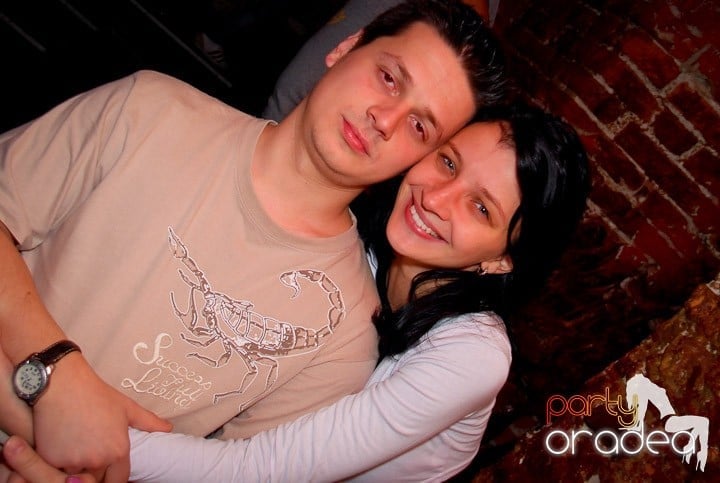 Joi seara în Club Escape, 