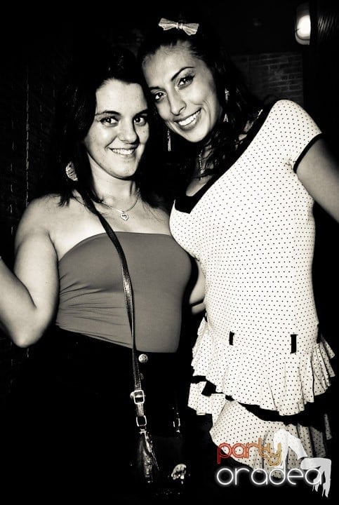 Joi seara în Club Escape, 