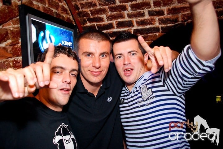 Joi seara în Club Escape, 