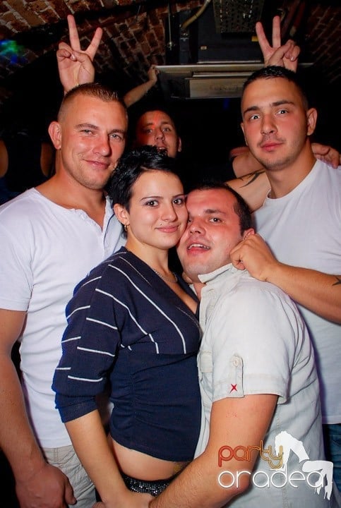 Joi seara în Club Escape, 