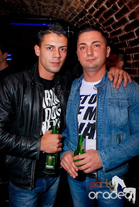 Joi seara în Club Escape, 