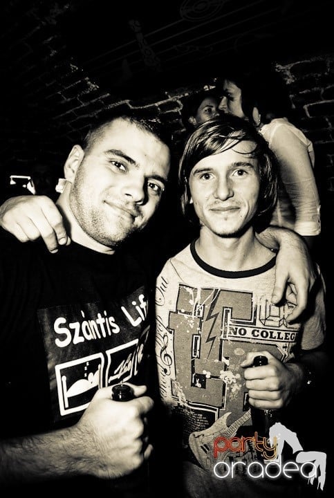 Joi seara în Club Escape, 