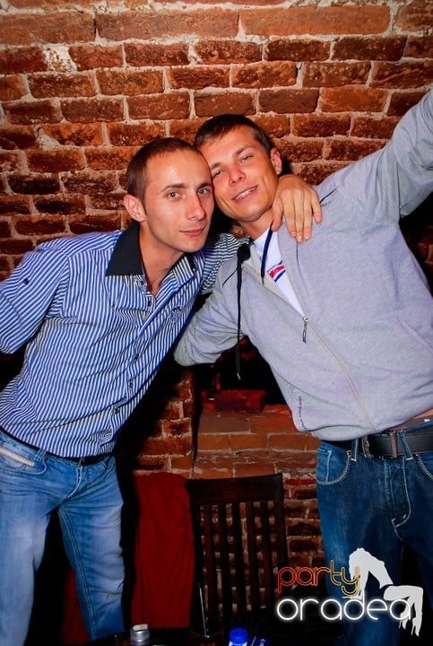 Joi seara în Club Escape, 