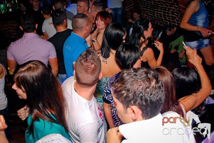 Joi seara în Club Escape, 