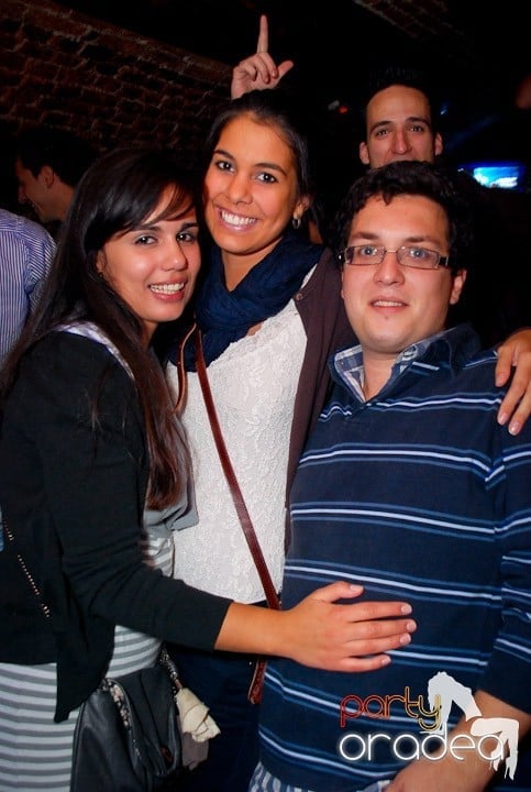 Joi seara în Club Escape, 