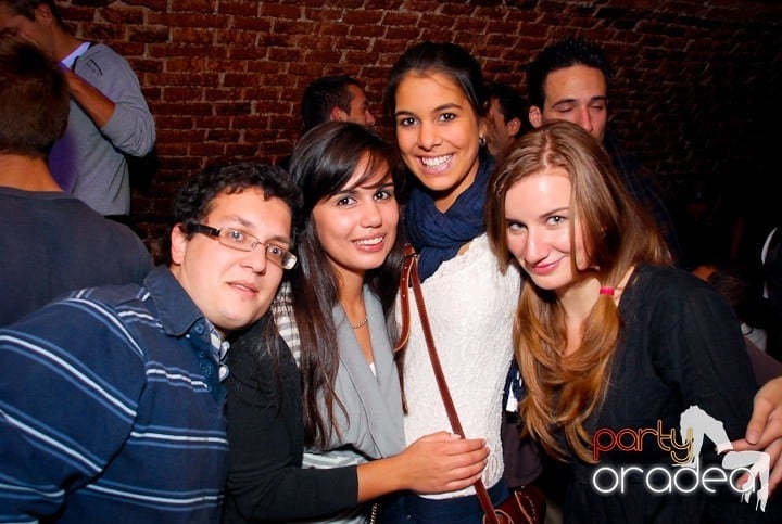 Joi seara în Club Escape, 