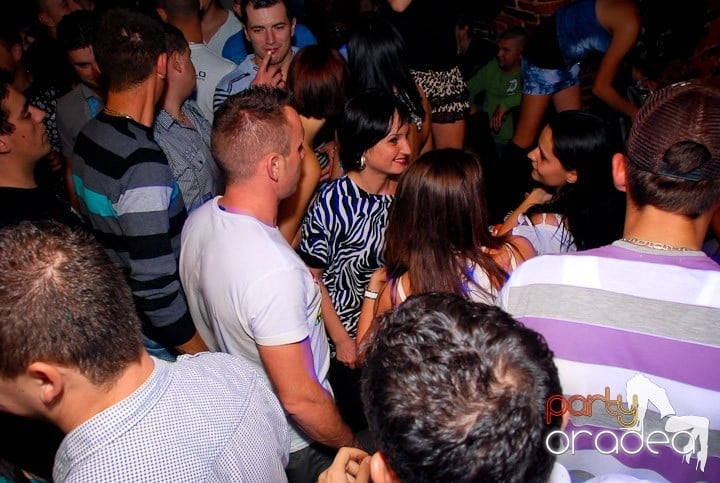 Joi seara în Club Escape, 