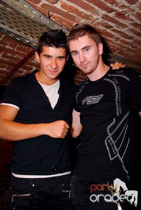 Joi seara în Club Escape, 