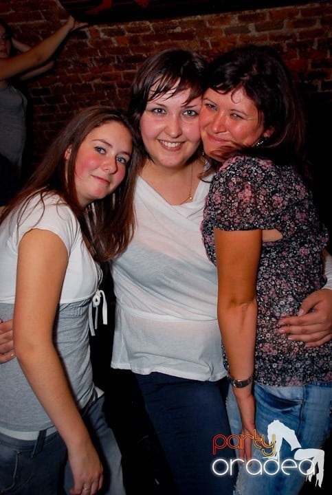 Joi seara în Club Escape, 