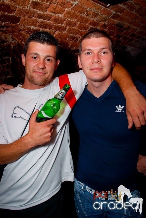 Joi seara în Club Escape, 