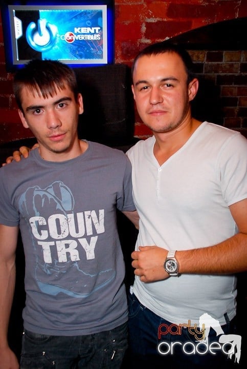 Joi seara în Club Escape, 