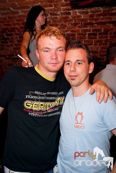 Joi seara în Club Escape, 