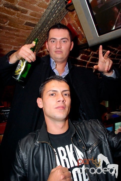 Joi seara în Club Escape, 