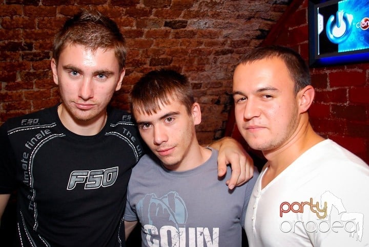 Joi seara în Club Escape, 