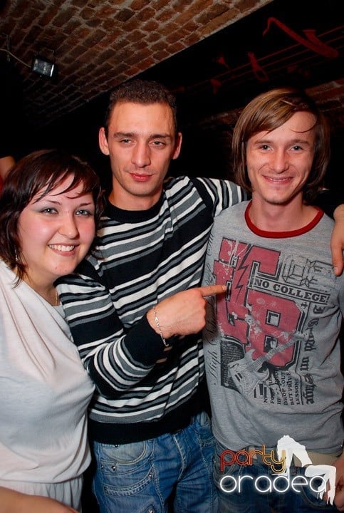 Joi seara în Club Escape, 