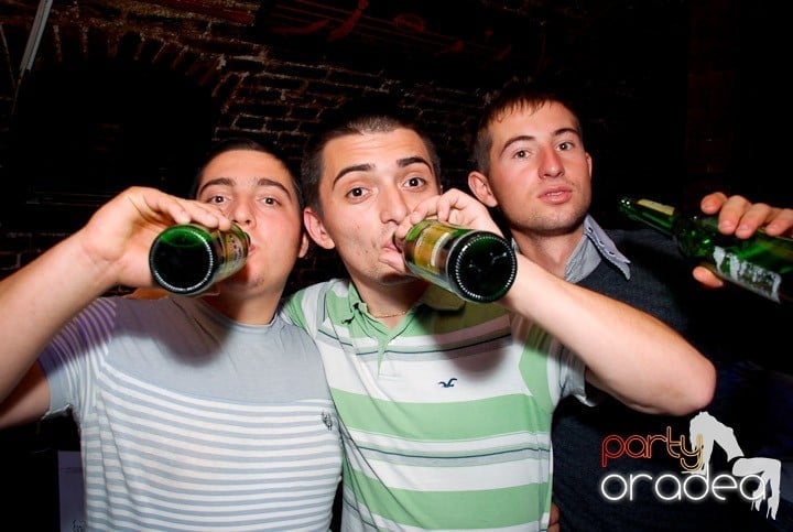 Joi seara în Club Escape, 