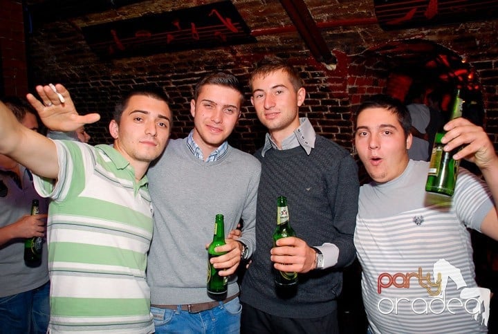 Joi seara în Club Escape, 